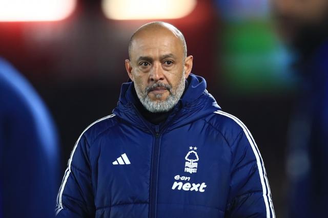 月关于其在, 尽管俱乐部